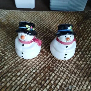Snow Man salt and pepper Shaker set